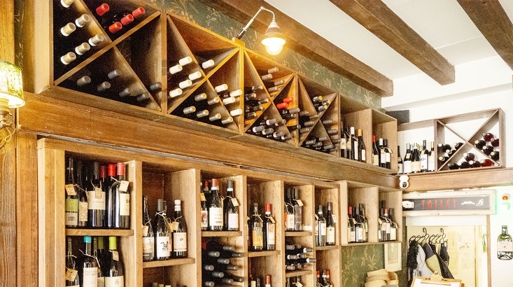 Selezione di vini al wine bar del ristorante Oca Bianca da Ugo nel centro di Vicenza